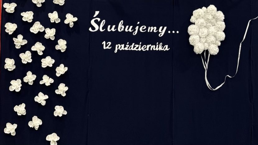 Dekoracja przygotowana przez nauczycieli na pasowanie klas 1, sala gimnastyczna w SP nr 4 w Wieliczce.