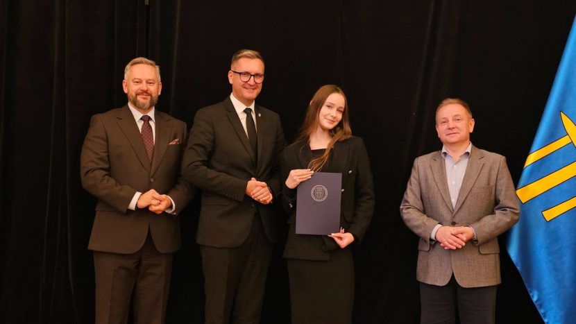 Zofia Wójtowicz, uczennica naszej szkoły, została członkiem Młodzieżowej Rady Miejskiej w Wieliczce na fotografii obo bumistrza Wieliczki