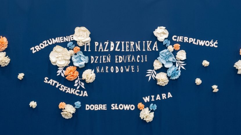 Tło z dekoracją i napisem 14 Października DZIEŃ EDUKACJI NARODOWEJ
